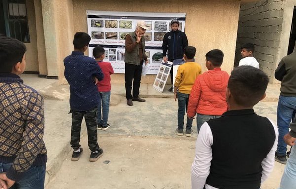 An Iraqi instructor gives a lecture to schoolchildren in Wasit province to raise awareness about the dangers of mines and methods for avoiding them. [Iraqi Ministry of Environment]