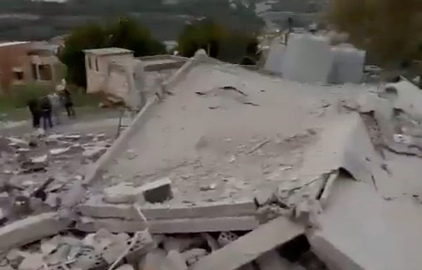 لقطة من فيديو تم تداولها عبر الإنترنت، تظهر الأضرار التي تسبب بها انفجار وقع في 12 نيسان/أبريل ببلدة بنعفول في قضاء صيدا اللبناني.