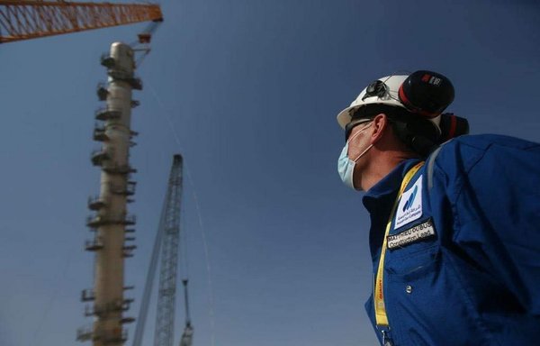یک مهندس عراقی روز ۸ تیر بر پروژه سرمایه گذاری گاز در بصره نظارت می کند. عراق در پی کاهش واردات گاز ایران است. [وزارت نفت عراق]