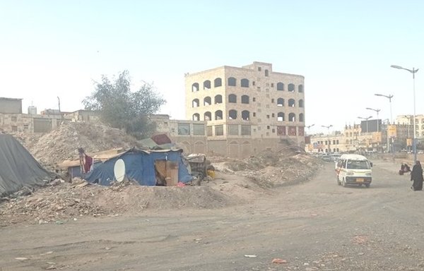 بعض اليمنيين النازحين يعيشون في صنعاء داخل خيم مؤقتة كالتي تظهر في الصورة. [هيثم محمد/المشارق]