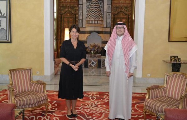 السفير السعودي في لبنان وليد البخاري يظهر مع سفيرة فرنسا في لبنان آن غريو في صورة نشرها على موقع تويتر في 14 نيسان/أبريل، بعد أن بحث الطرفان آلية لتنفيذ شراكة لدعم لبنان.