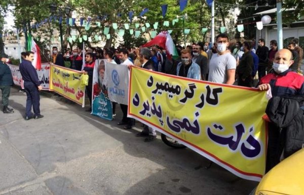 Kian Tire workers protest in front of the Presidential Palace in Tehran on April 14, holding banners that read 'Workers would die rather than be humiliated' and 'Work, wages, protests are our definite rights.' [Kargaronline.ir]