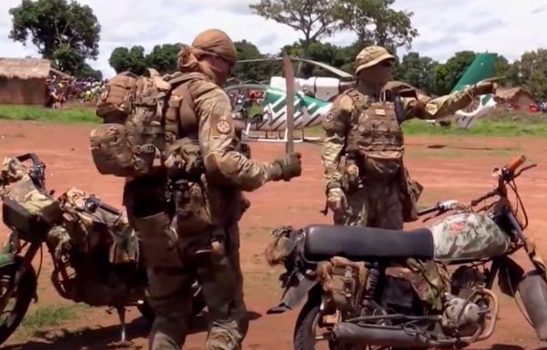 لقطة شاشة من فيلم للكرملين صدر عام 2021 بعنوان ʼالسائحʻ، ويروي قصة عنصرين من المرتزقة الروس وهما يستعدان للقتال في جمهورية إفريقيا الوسطى.