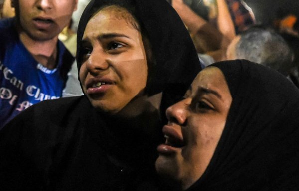 روز ١٨ اردیبهشت‌، زنان عزادار هنگام تشییع جنازۀ احمد محمد احمد علی، سرباز وظیفۀ مصری و یکی از ١١ سرباز کشته‌شده در حمله‌ای که داعش مسئولیت آن را بر عهده گرفت، در خانکه، استان قلیوبیه، واکنش نشان می‌دهند. [خبرگزاری فرانسه]