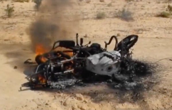 داعش در روز ١٧ اردیبهشت‌ به یک ایست بازرسی در ایستگاه پمپاژ آب واقع در ساحل شرقی کانال سوئز حمله کرد و ١١ سرباز مصری را کشت. [عکس از ویدئوی المیادین نیوز گرفته شده است]