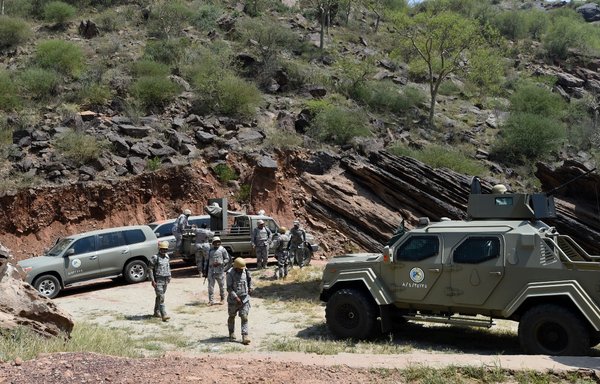 Saudi border guards keep watch along the border with Yemen in al-Khubah area in Jizan province on October 3, 2017. [Fayez Nureldine/AFP]
