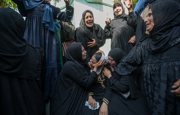 مادر و خویشاوندان دیگر ستوان یکم سلیمان علی سلیمان، نظامی مصری، روز ۱۹ اردیبهشت در مراسم خاکسپاری او در روستای جزیرة الاحرار، در استان قلیوبیه، سوگواری می‌کنند. او یکی از ۱۱ سربازی است که در حملۀ ۱۷ اردیبهشت که داعش مسئولیت آن را بر عهده گرفت، کشته شد. [خالد دسوکی/ خبرگزاری فرانسه]