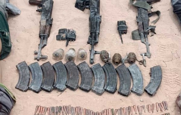 روز ۲۱ اردیبهشت، ارتش مصر اسلحه و مهماتی را که همان روز در جریان یک یورش در سینا از افراط‌گرایان گرفته شده بود، به‌نمایش گذاشت. [وزارت دفاع مصر]