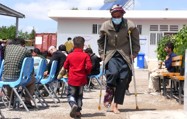 أحد المُرحلين الأفغان يشاهد هنا في 19 أبريل/نيسان في مخيم للاجئين تابع للأمم المتحدة في مدينة هرات بعدما تعرض للتعذيب على يد السلطات الإيرانية. [عمران]