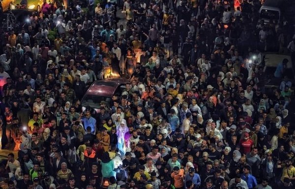 پس از اعلام فرمان عفو ریاست‌جمهوری، اعضای خانوادۀ سوری‌های زندانی در مرکز دمشق یک مراسم نیایش شبانه برگزار کرده‌اند. بسیاری از آنها امیدی به دیدار عزیزان خود نداشتند. [توییتر]