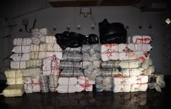 کیسه‌های مواد مخدر غیرقانونی پس از توقیف یک قایق ماهیگیری در روز ٢٦ اردیبهشت‌ در خلیج عمان روی عرشۀ ناوشکن یواس‌اس مامسن مجهز به موشک‌های هدایت‌شونده چیده شده است. [نیروی دریایی ایالات متحده]