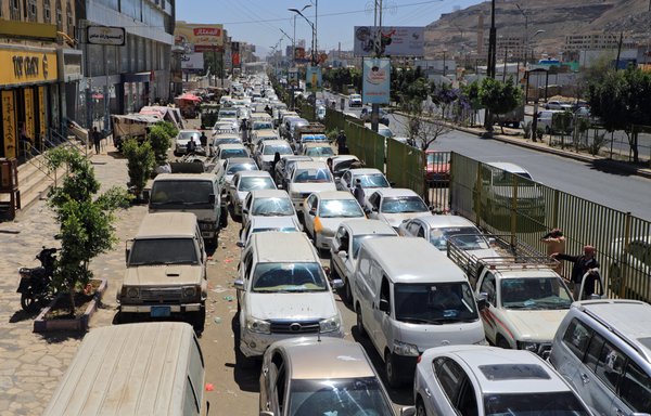 روز ١٨ اسفند، خودروها به‌دلیل کمبود سوخت در یک پمپ بنزین در صنعا در یمن صف کشیده‌اند. [محمد حویص/خبرگزاری فرانسه]