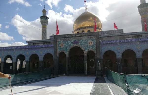 The shrine of Sayyida Zainab, in an area of southern Damascus controlled by Iran-aligned militias, is seen here in May. [Ahmed Obeid/Sawt al-Asima]