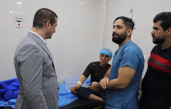 مردی که در حملۀ داعش به روستای الاصلاح زخمی شده، در بیمارستان دولتی بعقوبه مداوا می‌شود. [مضر الکروی، نماینده مجلس عراق/ فیسبوک]