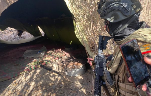 یک افسر عراقی روز ۴ بهمن در جریان یک عملیات نظامی برای پاکسازی مناطق نزدیک تپه‌های حرمین، در حال بازرسی یک مخفیگاه داعش در حوی العظیم در استان دیالی است. [وزارت دفاع عراق]