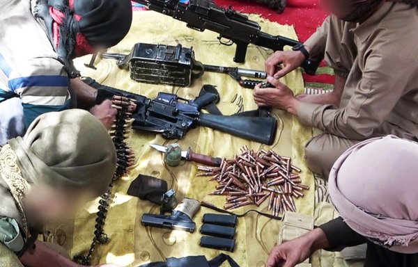 در این عکس که روز ۱۵ اردیبهشت در تلگرام منتشر شده است، اعضای داعش در عراق برای حمله آماده می‌شوند. [بایگانی]