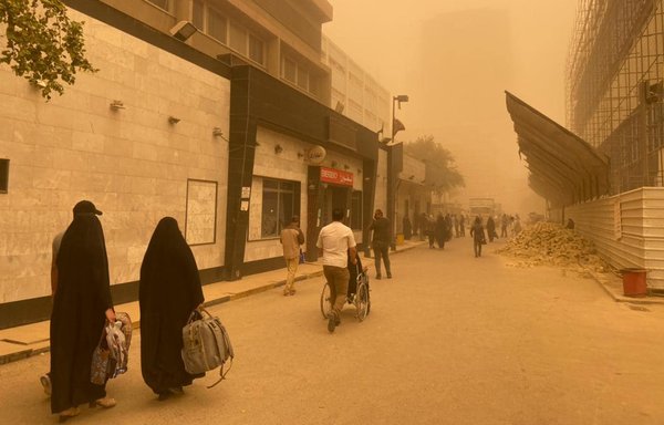 Iraqis head to the Baghdad Medical City emergency room on May 23 to receive first aid amid a dust storm, which has been occurring more frequently than usual this year because of the severe drought. [Iraqi Ministry of Health]