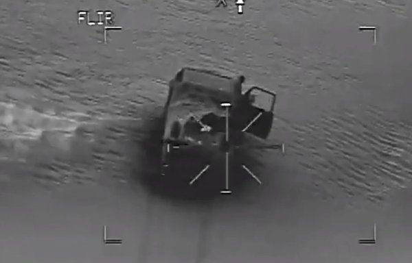 عکسی که روز ۱۹ اردیبهشت از یک هواپیمای جنگنده گرفته شده، یک خودروی چهار چرخ محرک تروریست‌ها را نشان می‌دهد که توسط نیروهای مسلح مصر در شمال سینا هدف قرار گرفته است. [نیروهای مسلح مصر]