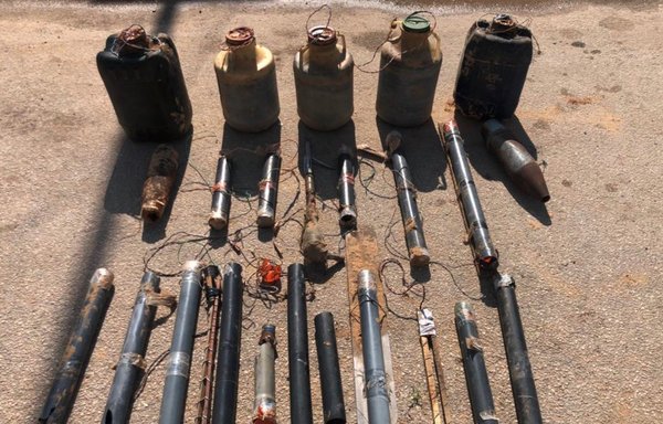 روز ۲۵ اردیبهشت، ارتش مصر مین‌های به‌دست آمده از یک انبار تسلیحات در شمال سینا را ضبط می‌کند. [نیروهای مسلح مصر]