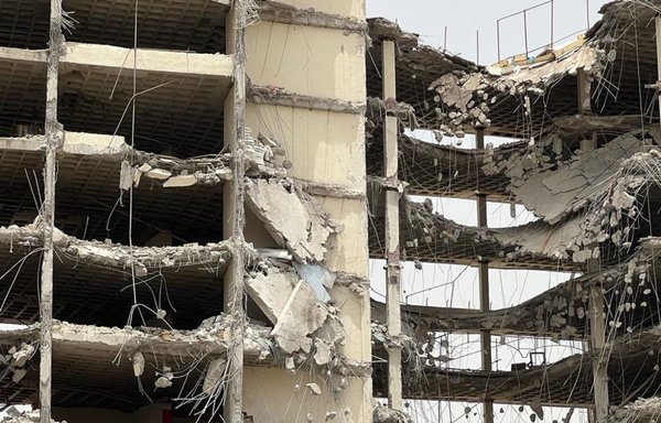 مجمع متروبول السكني في عبادان بعد انهياره بالكامل يوم 27 أيار/مايو. [فراز ديلي]