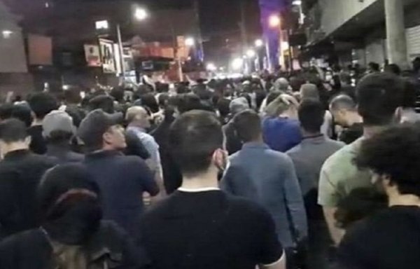 مواطنون يحتجون في مدينة عبادان الإيرانية يوم 28 أيار/مايو بعد وفاة العشرات من سكان مبنى متروبول وإصابة كثيرين آخرين إثر انهياره. [أصريران]