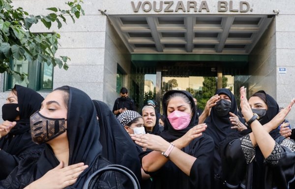 محتجون ومشيعون يتجمعون أمام مبنى حكومي في عبادان يوم 27 أيار/مايو عقب انهيار مجمع متروبول السكني. [وكالة إسنا]