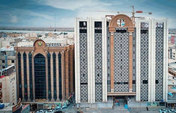 مبنى متروبول في عبادان في صورة التقطت في أيار/مايو الماضي قبل انهياره. [Mashregh news.ir]