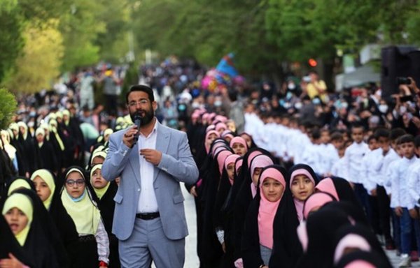 لقطة شاشة من الفيديو كليب الرسمي لأغنية جديدة مؤيدة لخامنئي بعنوان "تحية أيها القائد!" التي تستهدف الأطفال، وأثارت الأغنية انتقادات واسعة في إيران. [فارس نيوز]