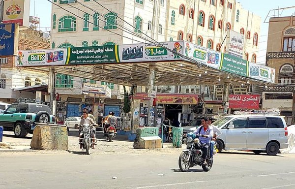 The truce in Yemen, effective April 2 and extended for two months on June 2, has enabled the entry of 18 fuel tankers into the country's ports, increasing the availability of petrol in Sanaa. [Haitham Mohammed/Al-Mashareq]