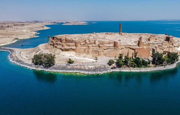 تظهر هذه الصورة الملتقطة في 3 حزيران/يونيو منظرا جويا لقلعة جعبر في خزان بحيرة الأسد بمحافظة الرقة. بدأت هذه القلعة الأثرية التي تقع على ضفاف البحيرة تستعيد ببطء مكانتها كمقصد ثقافي مهم يجتذب الزائرين من جميع أنحاء سوريا، بعد أن استخدمها تنظيم داعش في الماضي منطلقا لشن هجماته. [دليل سليمان/وكالة الصحافة الفرنسية]