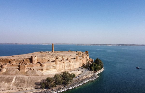 تظهر هذه الصورة الملتقطة في 3 حزيران/يونيو منظرا جويا لقلعة جعبر الأثرية في محافظة الرقة السورية. [دليل سليمان/وكالة الصحافة الفرنسية]