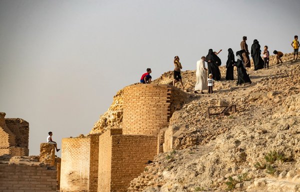 زائرون يتسلقون أطلال قلعة جعبر، وهي قلعة أثرية في خزان بحيرة الأسد بمحافظة الرقة السورية، يوم 3 حزيران/يونيو. [دليل سليمان/وكالة الصحافة الفرنسية]