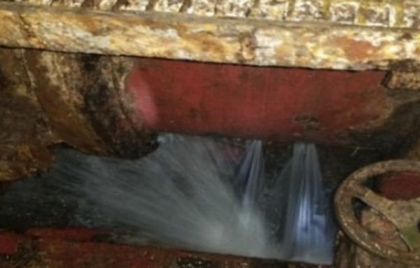 عکسی از نشت در لوله‌های خنک‌کنندۀ شناور صافر که در روز ١٧ تیرماه ١٣٩٩ در توئیتر منتشر شد، میزان خوردگی این شناور را نشان می‌دهد. [آی.آر. کانسیلیوم/توئیتر]