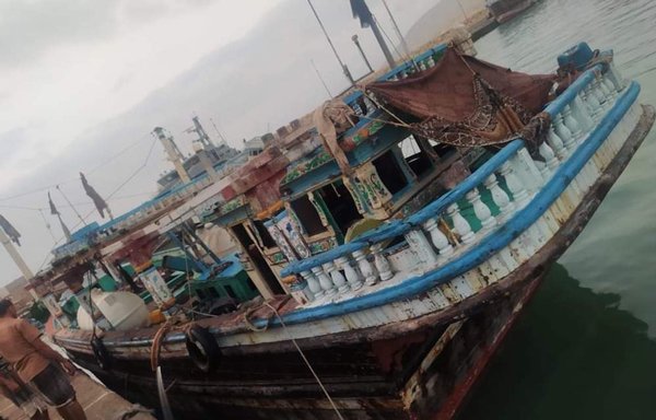 نیروهای یمنی این کشتی را هنگام تخلیۀ محمولۀ مواد مخدر در منطقۀ ساحلی المهرۀ حوف از ایران توقیف کردند. [مرکز رسانه‌ای المهره]