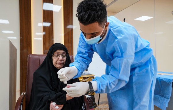 روز ١ بهمن‌ماه سال گذشته انتصار محمد، خواهر یک فرد ناپدید‌شده، نمونۀ خون می‌دهد. مقامات عراقی گمان می‌کنند ممکن است بقایای جسد برادر او در یک گور دسته‌جمعی در نجف پیدا شده باشد. [قاسم الکعبی/خبرگزاری فرانسه]