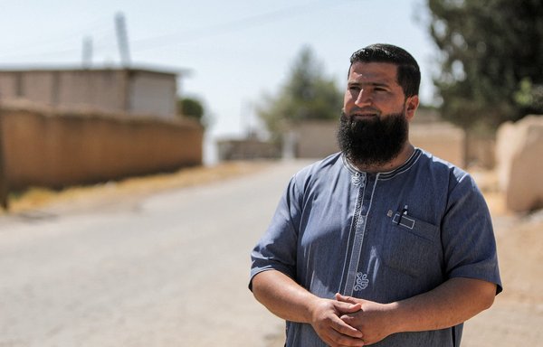 محمد ʼأبو ياسرʻ يوسف، وهو شاهد عيان محلي على العملية الجوية الليلية التي نفذها التحالف الدولي بقيادة الولايات المتحدة، يجري مقابلة في قرية الحميرة بمحافظة حلب السورية في 16 حزيران/يونيو، بعد وقت قصير من إلقاء القبض على صانع قنابل تابع لداعش في هجوم نفذ قبل الفجر. [بكر القاسم/وكالة الصحافة الفرنسية]