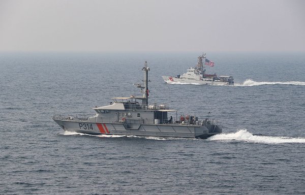 Kuwait Coast Guard fast boat Marzoug manoeuvres with US partners during a November 2020 maritime security exercise. [US Navy]