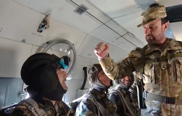 سهيل الحسن قائد فرقة القوات الخاصة 25 (فرقة سهيل النمر) المدعومة من روسيا والتابعة للنظام السوري يظهر على متن طائرة في 30 آذار/مارس برفقة عناصر من القوات الخاصة الروسية خلال مناورات مشتركة. [عنب بلدي]