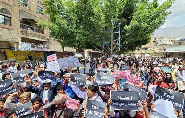 Hundreds of protesters gather in Aqabat Mounif after the Friday prayers on June 3 to demand an end to the blockade imposed by the Houthis on Taez. [Ahrar Taiz Network/Facebook]