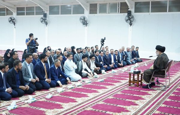 رجل الدين والسياسي العراقي مقتدى الصدر يلتقي في النجف بأعضاء من ائتلافه البرلماني بعد استقالتهم من البرلمان. [وكالة الأنباء العراقية]
