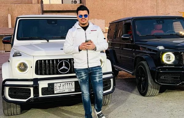 صورة لعلي الحميداوي بجانب سيارتين فارهتين، وهو ابن زعيم ميليشيا كتائب حزب الله التي تدعمها إيران أبو حسين الحميداوي. [صورة متداولة على الإنترنت]