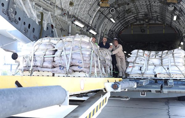 The Lebanese army unloads 70 tonnes of foodstuffs sent as a gift from Qatari emir Sheikh Tamim bin Hamad Al Thani at Rafik Hariri International Airport in June. [Lebanese Army Command Directorate of Guidance]