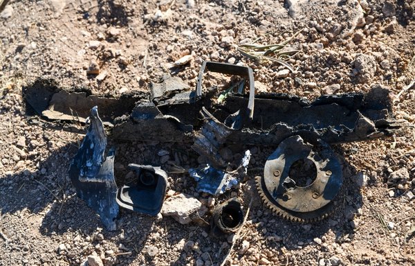 روز ۲۱ تیرماه در محل حملۀ پهپادی آمریکا علیه ماهر عقال، سرکردۀ داعش در سوریه، در نزدیکی روستای خلتان واقع در شمال سوریه، بقایای این حمله دیده می‌شود. به گفته پنتاگون، عقال در حالی که سوار موتورسیکلت بود به قتل رسید و یکی از معاونین ارشد او نیز به‌شدت مجروح شده است. [رامی السید/خبرگزاری فرانسه]