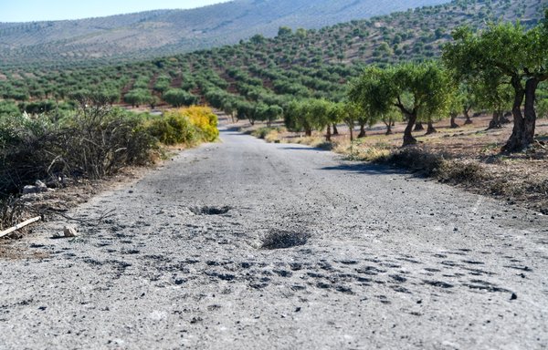 در این تصویر، دو گودال در جادۀ محل حملۀ پهپادی آمریکا به ماهر عقال، سرکردۀ داعش در سوریه، دیده می‌شود. این حمله روز ۲۱ تیرماه در نزدیکی روستای خلتان در حوالی شهر جندیرس واقع در شمال سوریه صورت گرفت. [رامی السید/خبرگزاری فرانسه]
