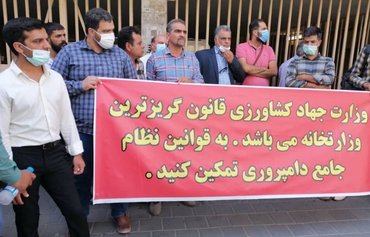 Regime cronies reap profits as Iranian people struggle to survive