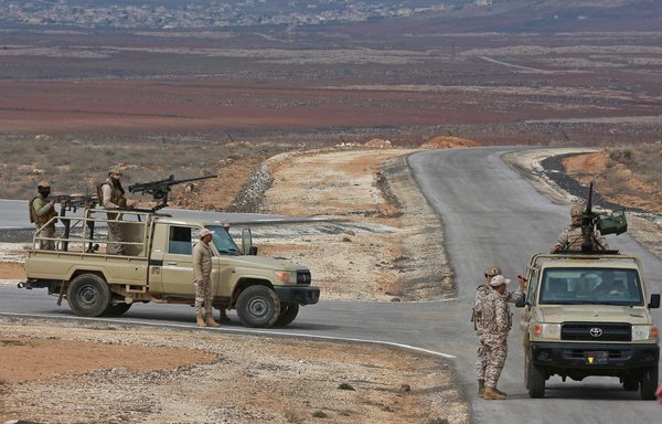 أكد الجيش الأردني أنه منذ بداية العام، قتل 30 مهربا وأحبط محاولات لتهريب 16 مليون حبة كبتاغون إلى المملكة من سوريا. في الصورة أعلاه، قوات من الجيش أثناء قيامها بدورية يوم 17 شباط/فبراير الماضي. [خليل المزرعاوي/وكالة الصحافة الفرنسية]