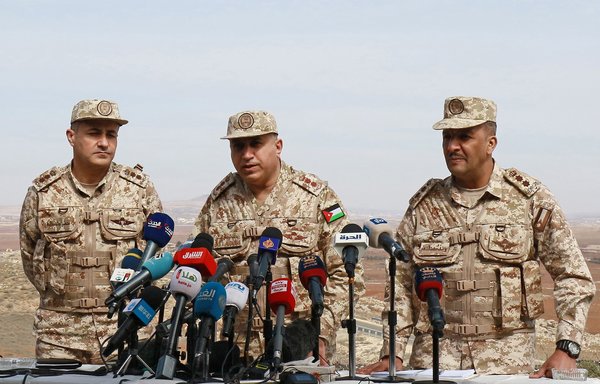 العقداء الأردنيون مصطفى الحياري وزيد الدباس ويوسف الدهام يعقدون مؤتمرا صحافيا مشتركا حول تهريب المخدرات على الحدود الأردنية-السورية يوم 17 شباط/فبراير. [خليل المزرعاوي/وكالة الصحافة الفرنسية]