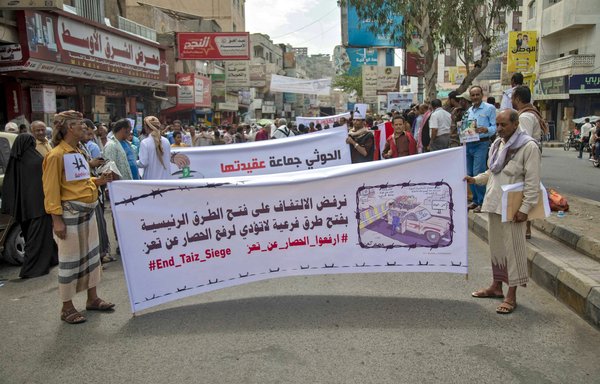 يمنيون في تعز يتظاهرون احتجاجا في 26 تموز/يوليو، مطالبين بإنهاء حصار الحوثيين لمدينتهم المستمر منذ سنوات، علما أنها ثالث أكبر مدن اليمن. [أحمد الباشا/وكالة الصحافة الفرنسية]