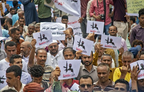 يمنيون في تعز يتظاهرون احتجاجا في 26 تموز/يوليو، مطالبين بإنهاء حصار الحوثيين لمدينتهم المستمر منذ سنوات، علما أنها ثالث أكبر مدن اليمن. [أحمد الباشا/وكالة الصحافة الفرنسية]