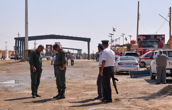 Syrian regime forces gather at the border crossing between Albu Kamal in Syria and al-Qaim in Iraq, on September 30, 2019, when the crossing reopened. IRGC commanders have been bypassing this crossing, journalists say, in favour of an illicit crossing nearby. [AFP]